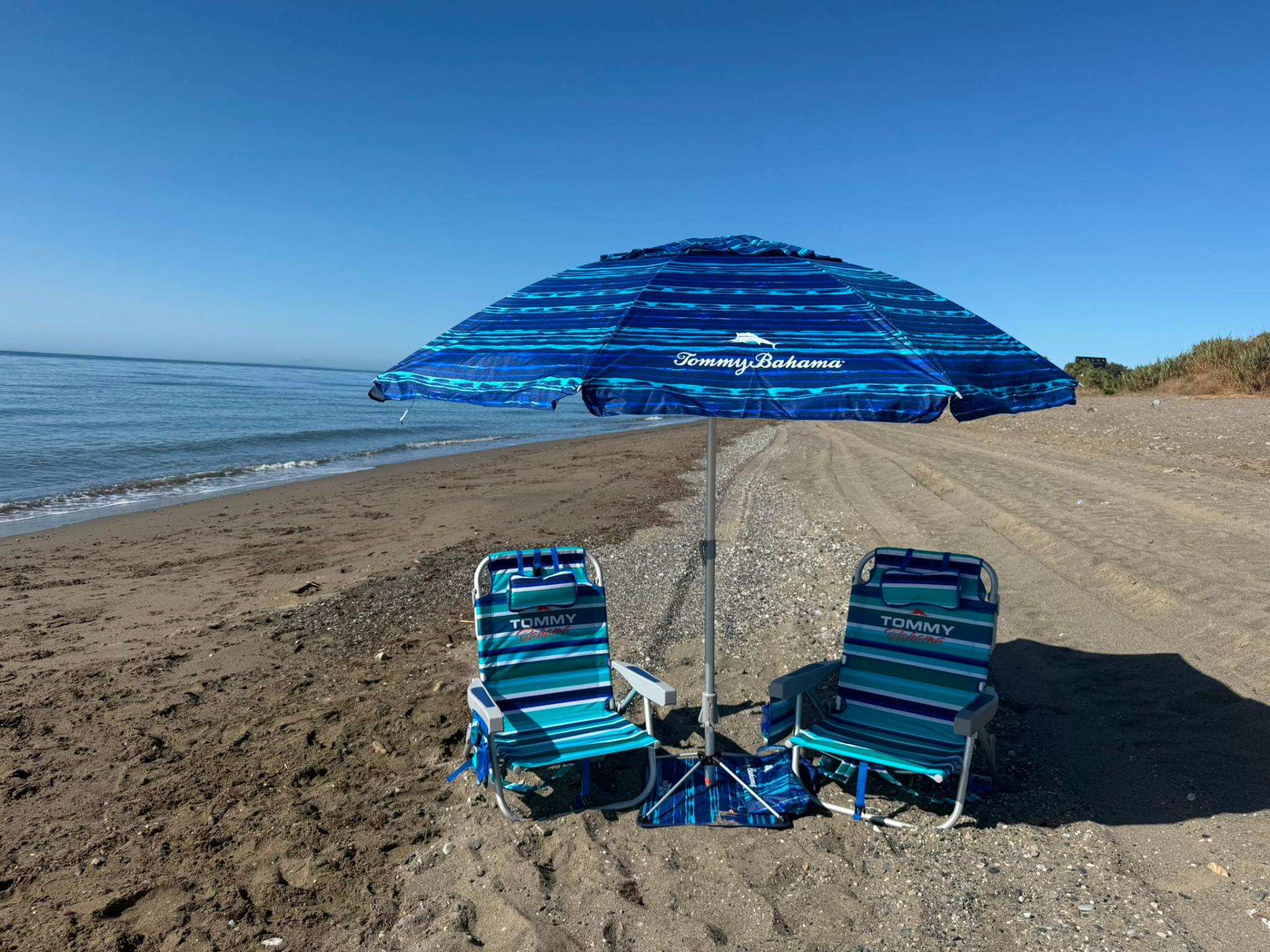 Standard Beach Set for 2 rental on the Costa del Sol — 2 Tommy Bahama backpack beach chairs with built-in cooler pockets and a Tommy Bahama umbrella